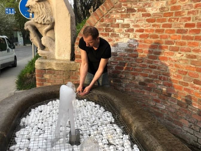 У фонтан на вулиці Коперника повернули камінці