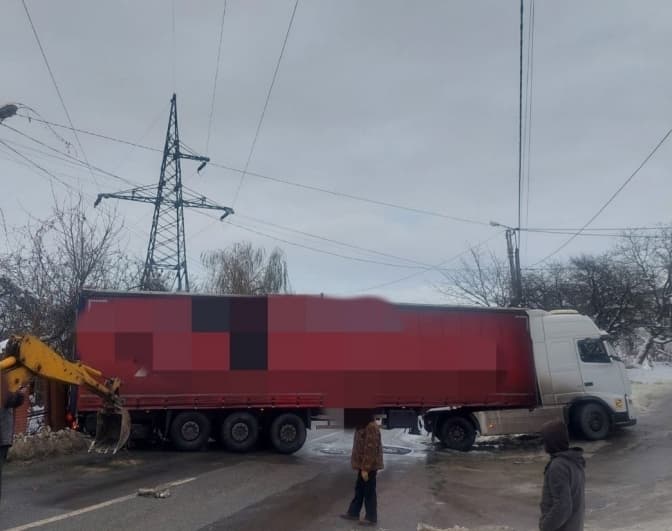 У Львові вантажівка перекрила дорогу. Вулиця непроїзна: оновлено