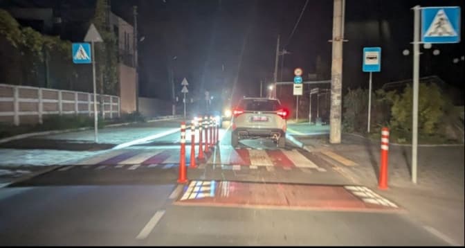 У Києві комунальники переставили берлінські подушки так, щоб створювати перешкоди руху пасажирського транспорту і велосипедистам