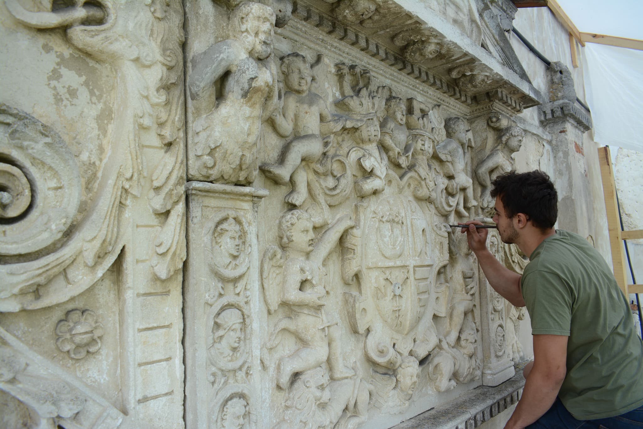 Реставрація різьблення головної брами Олеського замку / Фото: Анна Кудзя