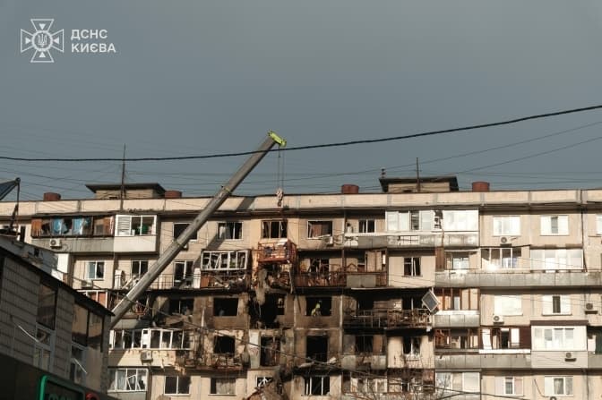 Мешканка Києва вистрибнула з вікна з 14-річним сином, рятуючись від пожежі внаслідок обстрілу