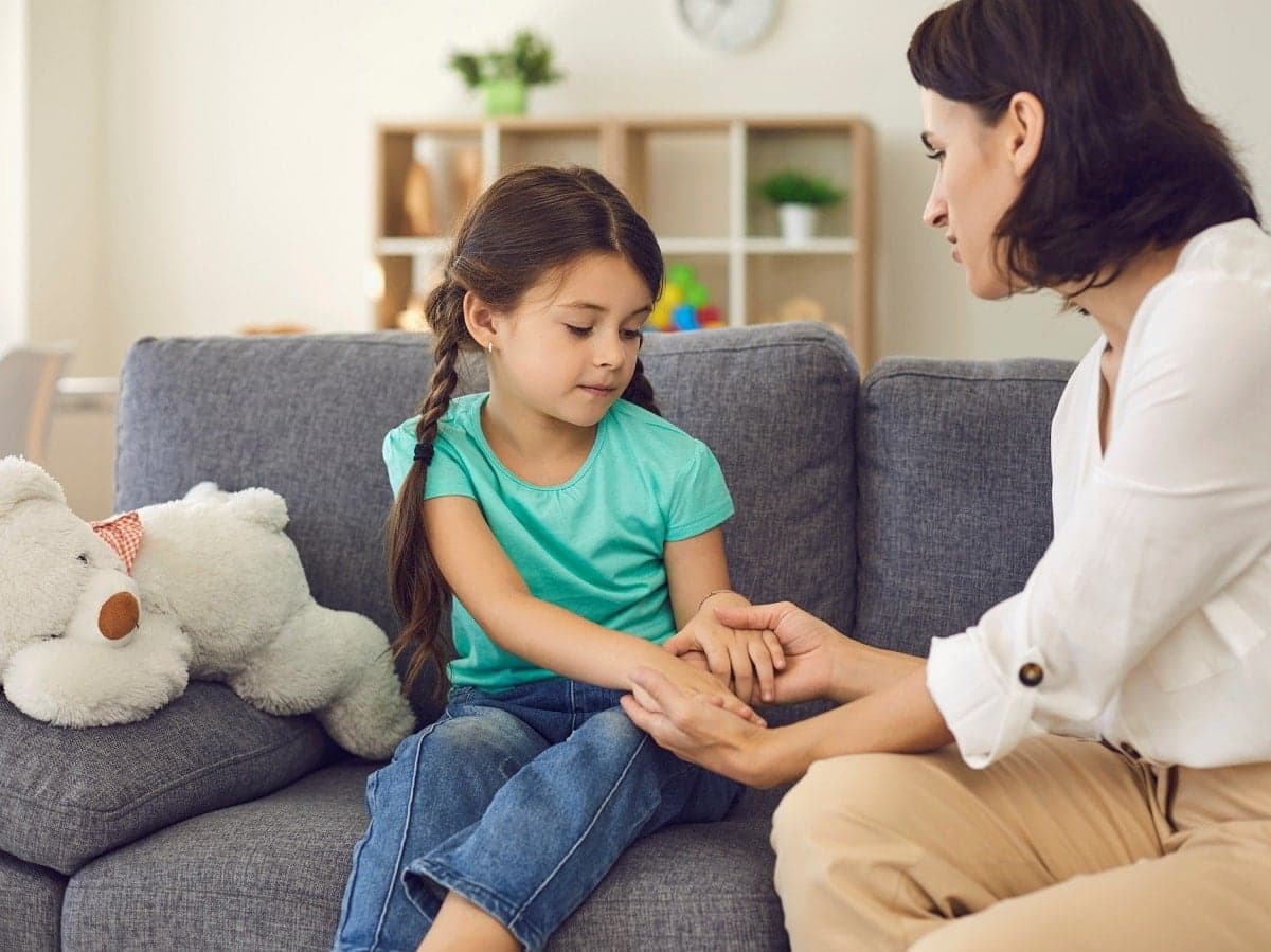 Мама розмовляє з донькою / фото з відкритих джерел