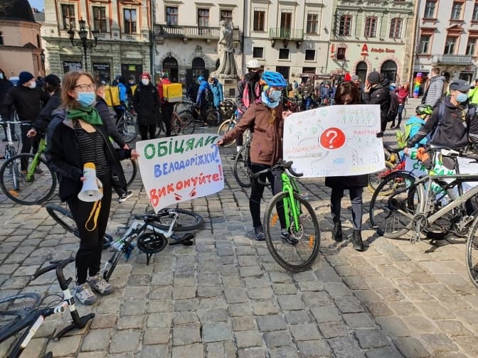 Під Львівською міськрадою протестують велосипедисти та працівники поліклініки на Мазепи
