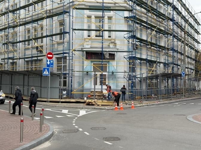 Історичний Ткацький цех на Подолі завісили «фасадом» і почали розбирати