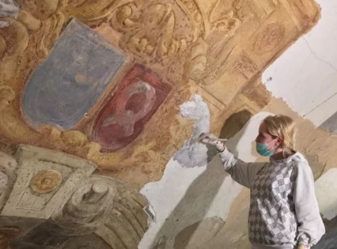 Як українці і поляки реставрують старовинні фрески Гарнізонного храму у Львові. Відео наживо