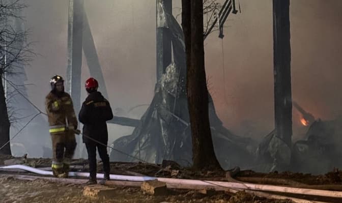У Львові досі продовжують гасити пожежу після удару РФ