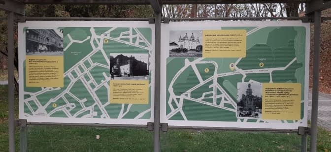 У Києві біля Лаври встановили фотопроєкт про локації столиці в роки Голодомору