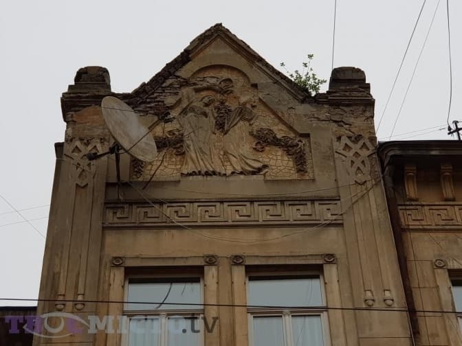 У будинку на вулиці Глибокій у Львові осипається частина барельєфів. Фото