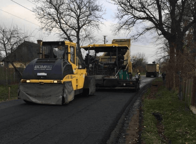 На Львівщині ремонтують трасу Шегині – Циків. Фото