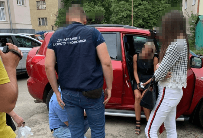 Затриману на хабарі чиновницю Львівської міськради триматимуть у СІЗО з можливістю застави