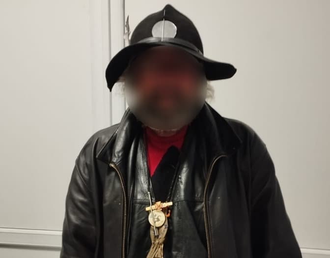 У Львові чоловік зірвав прапори з меморіалу на алеї Героїв