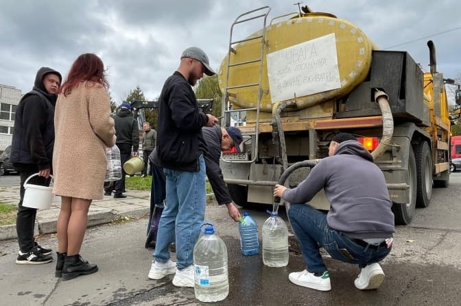 Проблеми з водою у Львові: мешканці скаржилися на відсутність водовозок — у місті відповіли