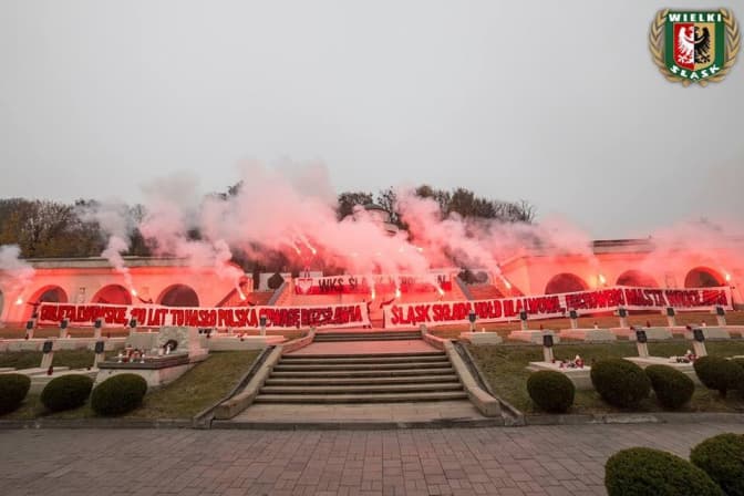 СБУ ідентифікувала польських фанатів, що палили фаєри на цвинтарі Орлят у Львові