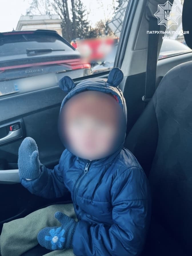 У Голосіївському парку патрульні знайшли трирічного хлопчика та повернули його батькові