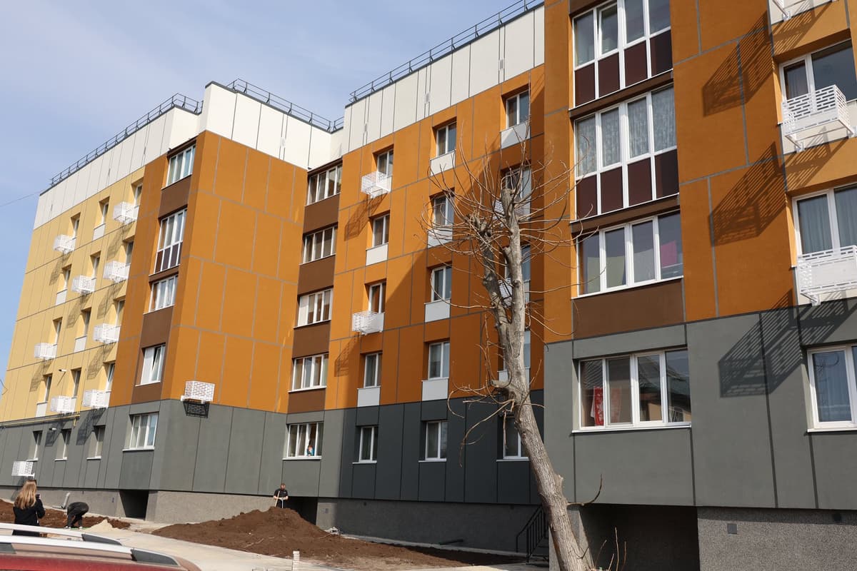 Відбудова у Бородянці: на вулиці Парковій завершують відновлення багатоповерхівки