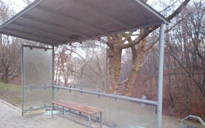 У Львові вандали розтрощили чотири трамвайні зупинки. Фото