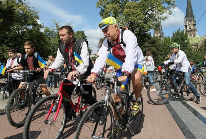 У Львові провели велопробіг у вишиванках. Фото