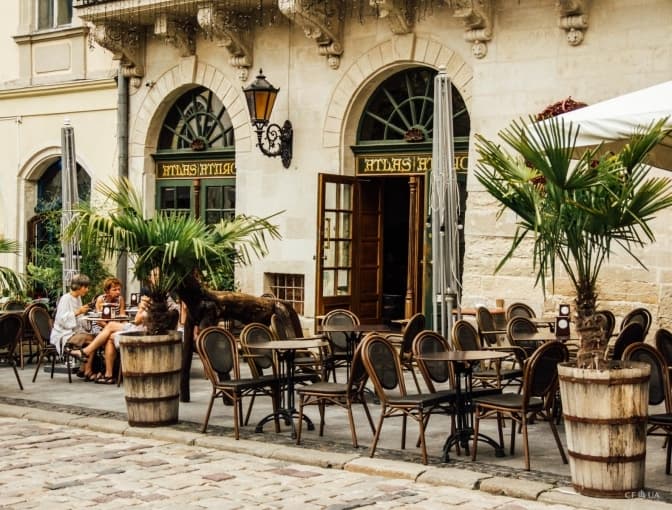 У Львові продовжили роботу літніх майданчиків на місяць