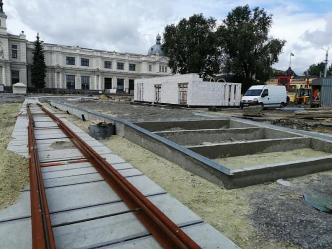 На Двірцевій будують диспетчерський пункт та третю платформу. Фото