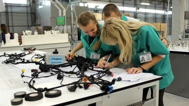 Пів сотні вакансій на Львівщині пропонують заробіток від 20 до 40 тисяч грн. Кого шукають