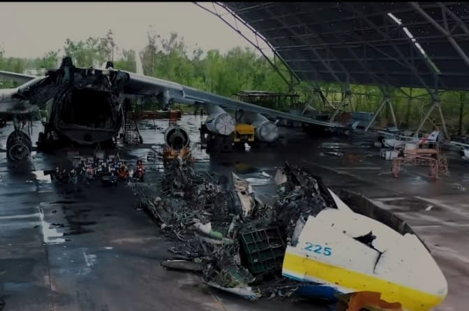 Американський гурт заспівав у зруйнованому аеропорту в Гостомелі