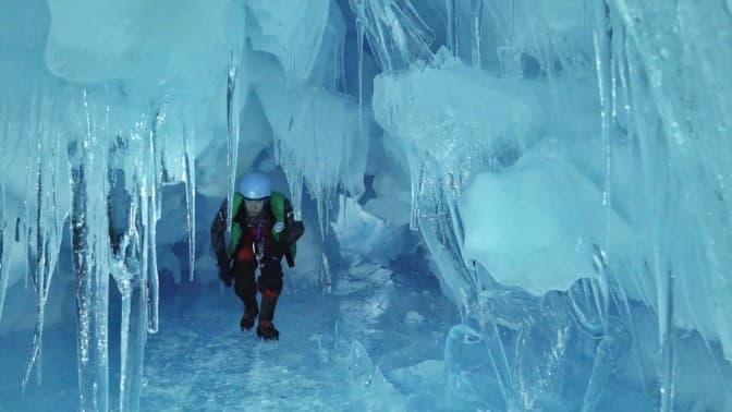 Українські полярники знайшли в Антарктиді льодовикову печеру. Фото