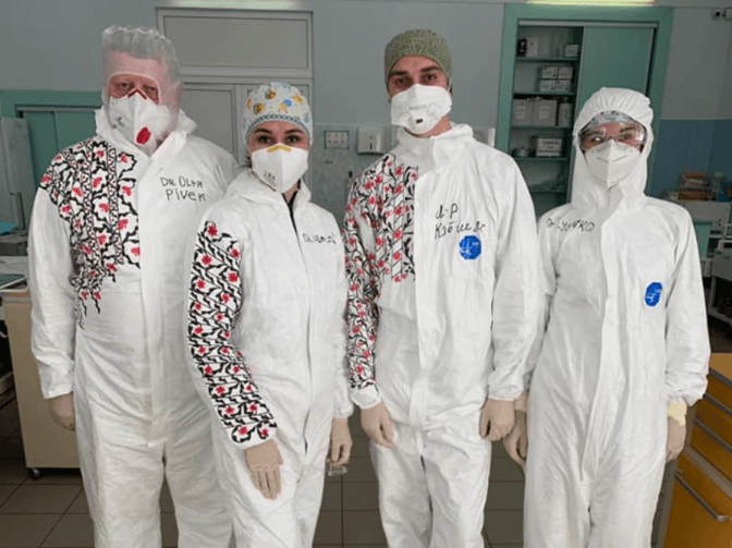 Медики Львівської обласної лікарні розмалювали захисні костюми у вишиванки. Фото