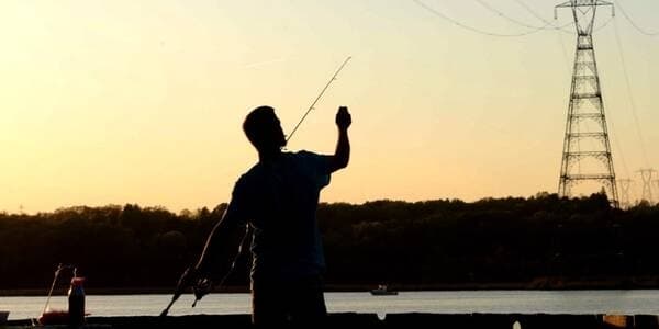 Стали відомі подробиці того, як рибалка у Києві знеструмив Троєщину