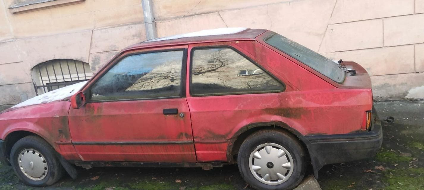 Одне із занедбаних авто / фото: Олег Забарило