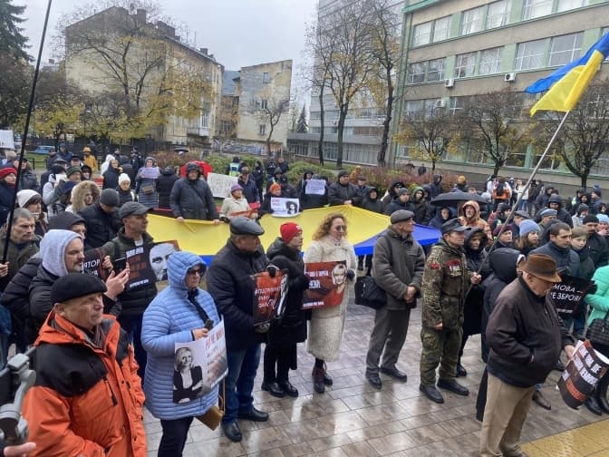 Біля Львівської політехніки вийшли на мітинг на підтримку Ірини Фаріон. Доповнено
