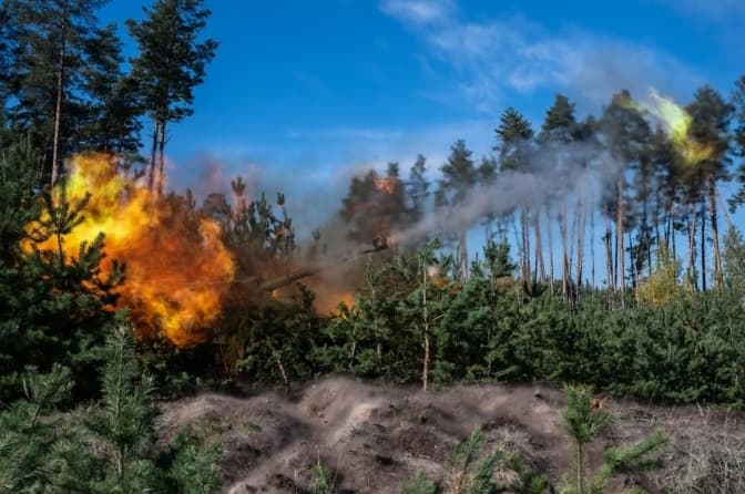 Українські бійці обстрілюють ворожі війська з позиції на Харківському напрямку / Фото: Слава Ратинський