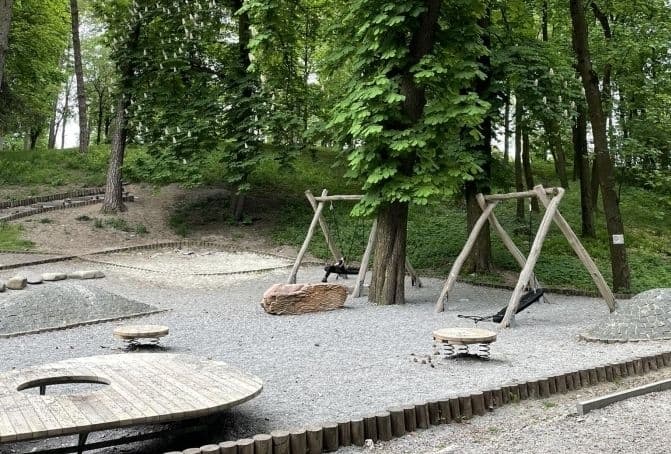 Чи відремонтували дитячі майданчики у Львові, які були в поганому стані