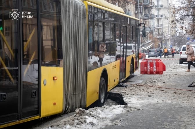 У Києві завершили ремонт водогону на Софіївській, де в яму провалився тролейбус