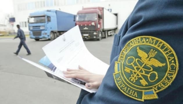Львівські митники затримали вантажівку із товарами, що виробляє рф