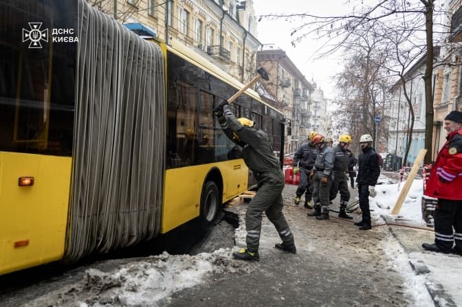 Рятувальники ДСНС показали, як витягали тролейбус із ями в центрі Києва
