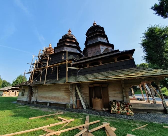 Як майстри з Гуцульщини реставрують старовинну церкву у Львові. Фото, відео