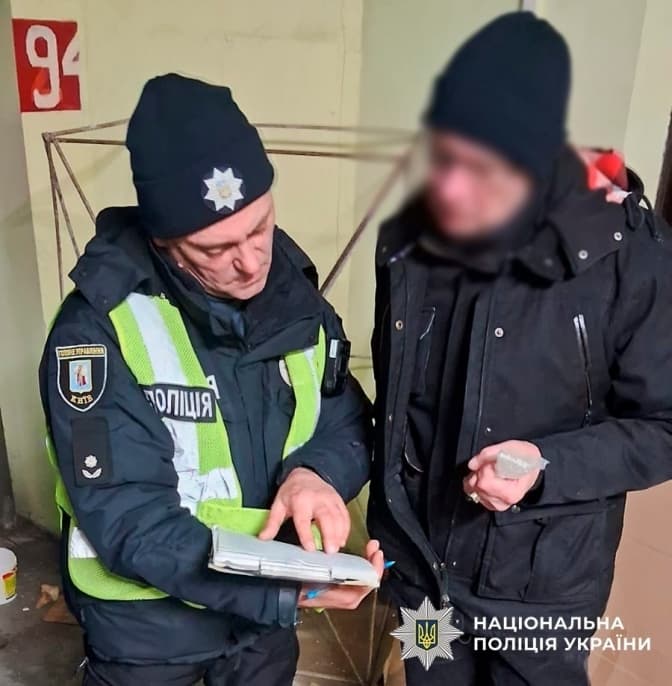 У Дніпровському районі охоронець паркінгу не пустив людей в укриття під час обстрілу