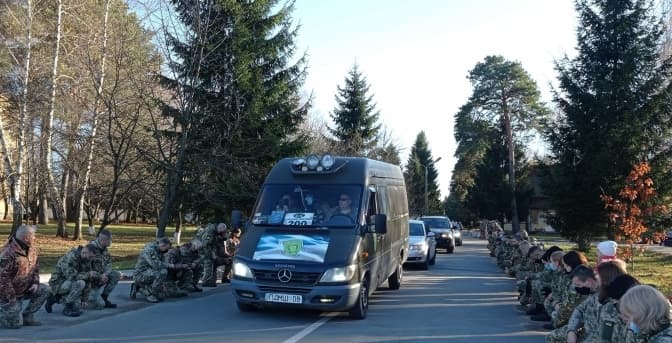 На Яворівщині навколішки зустріли загиблого героя Віталія Павлиська
