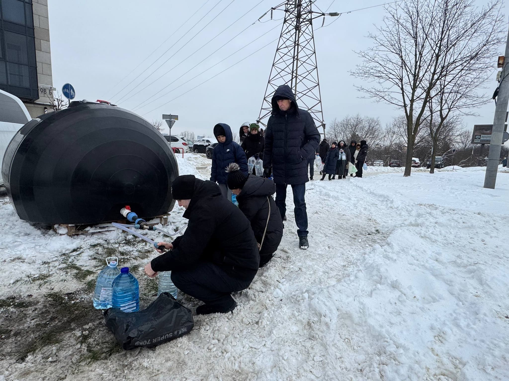 Люди набирають воду після прориву труби / Фото: Львівводоканал