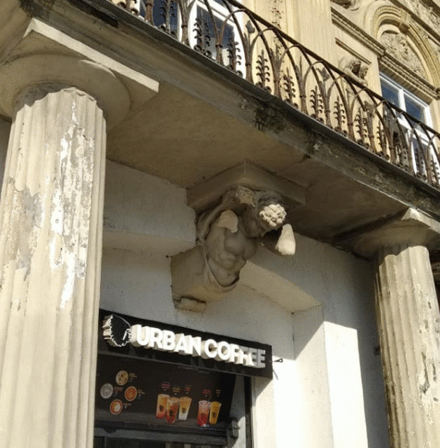 У центрі Львова з будівлі обвалився фрагмент скульптури