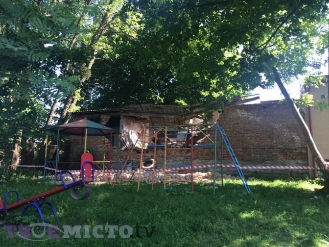 На майданчик дитсадка у Львові обвалився гараж. Фото