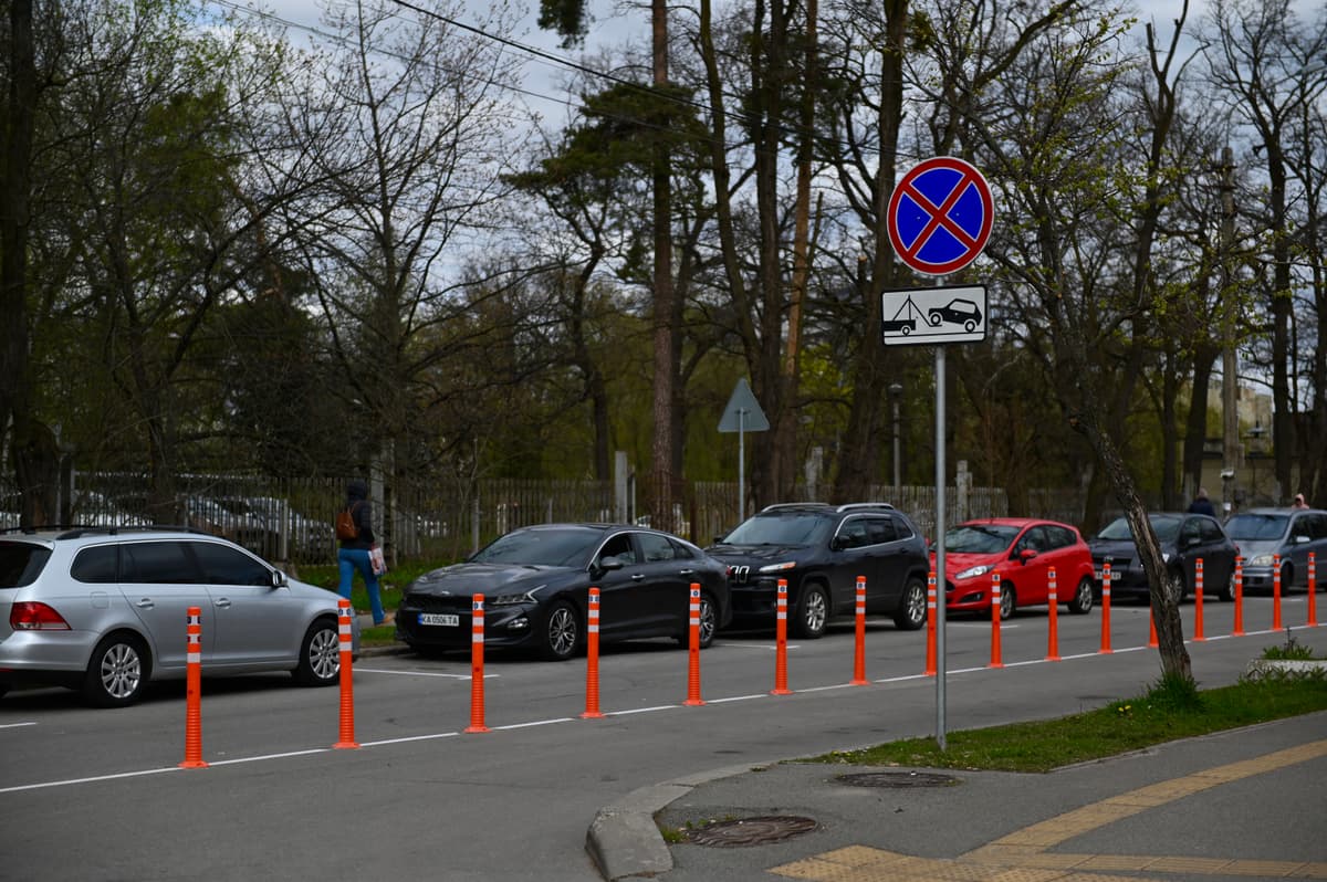 Проїзд до лікарні без перешкод: у Києві на вулиці Федора Кричевського змінили схему руху для боротьби з хаотичним паркуванням