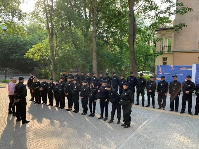 Львівських контролерів одягли у нову форму. Фото