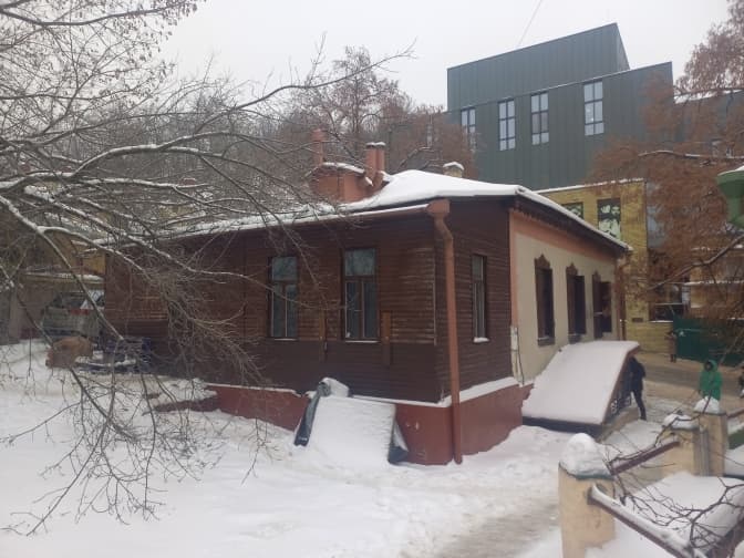 Активісти заявили про демонтаж, КМДА заперечує. Що відбувається навколо найстарішої садиби на Андріївському узвозі