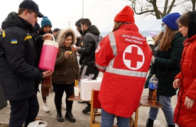 Лютий 2022. Мобільний пункт обігріву поблизу вокзалу у Львові. Фото: ДСНС