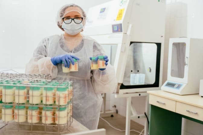 У Львові банк грудного молока за рік зібрав 230 літрів донорського молока