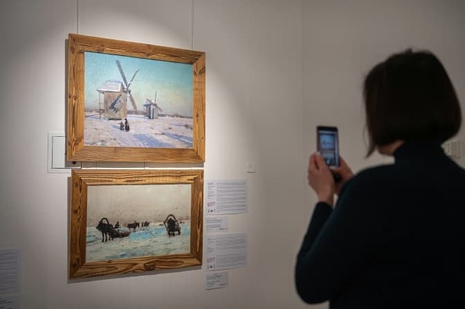 У Києві відкрили виставку артпринтів викрадених росіянами творів з Херсонського художнього музею