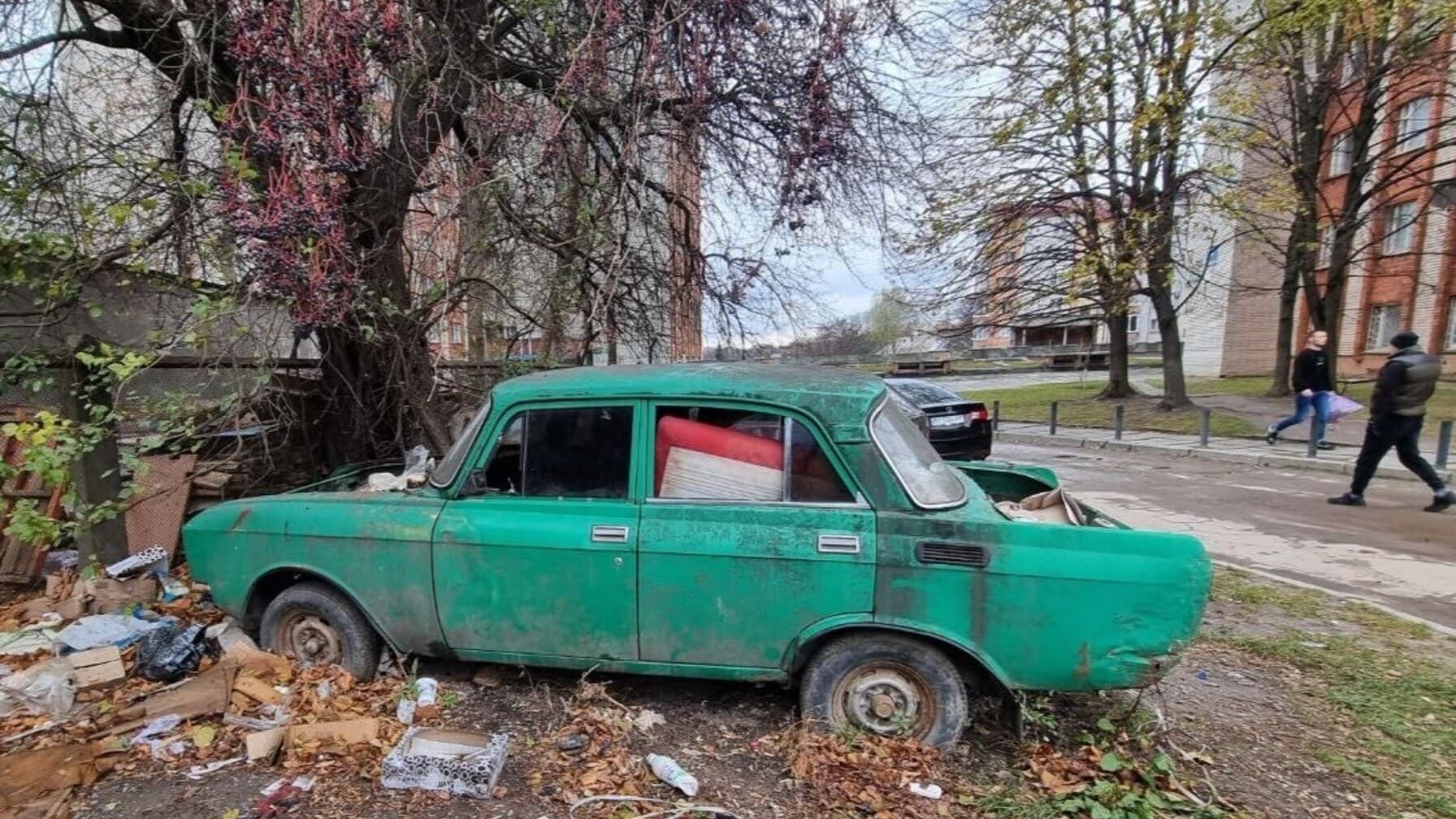 Одна з старих покинутих автівок у Львові / Фото з сайту ЛМР