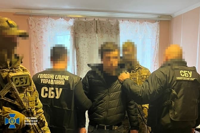 Працівник банку в Києві «зливав» росіянам персональні дані військових та волонтерів — СБУ