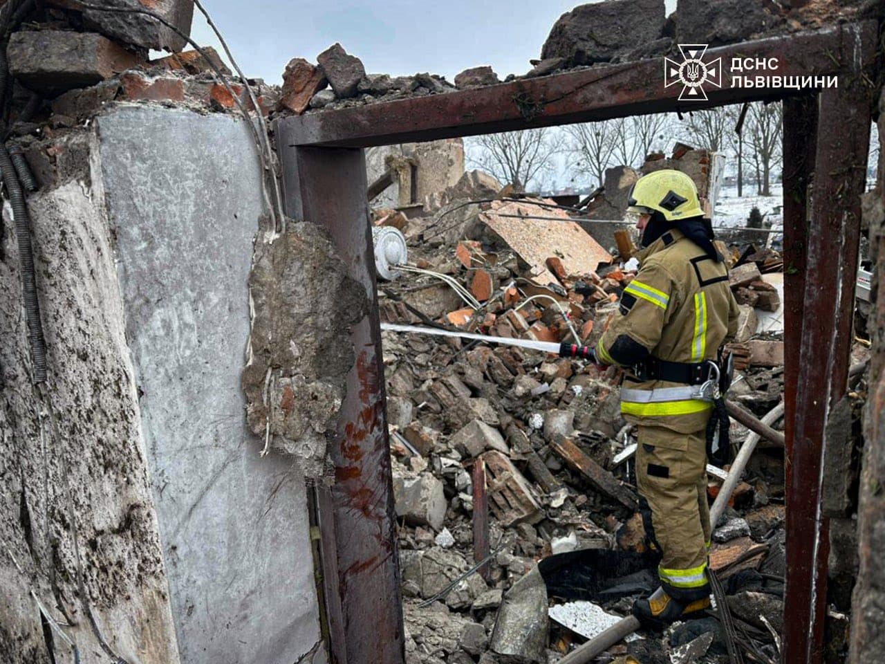 Рятувальники на місці руйнувань на Львівщині 7 лютого / Фото: ДСНС